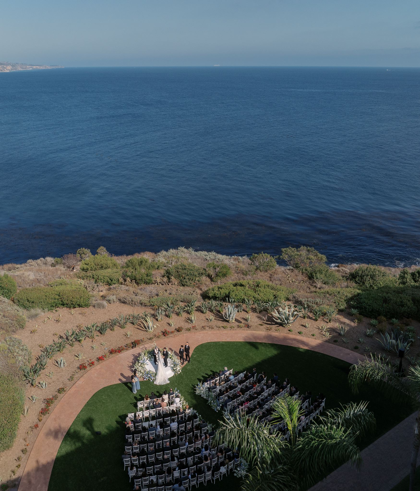 terranea resort wedding in palos verdes los angeles california photographed by ether and smith a classic yet editorial wedding photographer